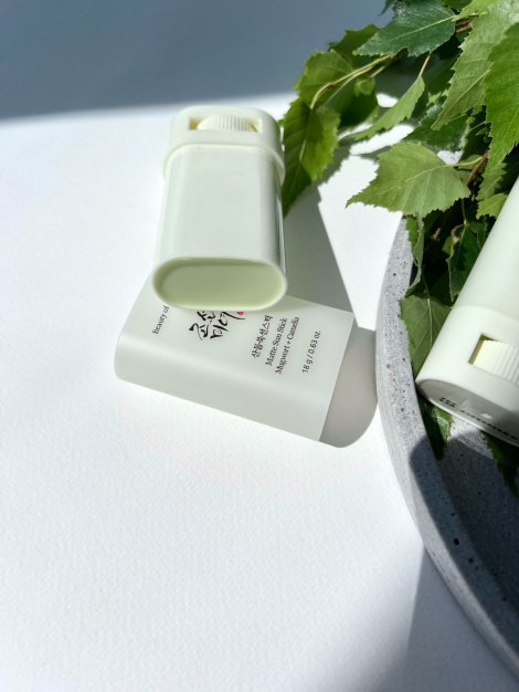 Сонцезахисний стік на основі екстракту полину та зеленого чаю BEAUTY OF JOSEON MATTE SUN STICK MUGWORT+CAMELIA, 18 г